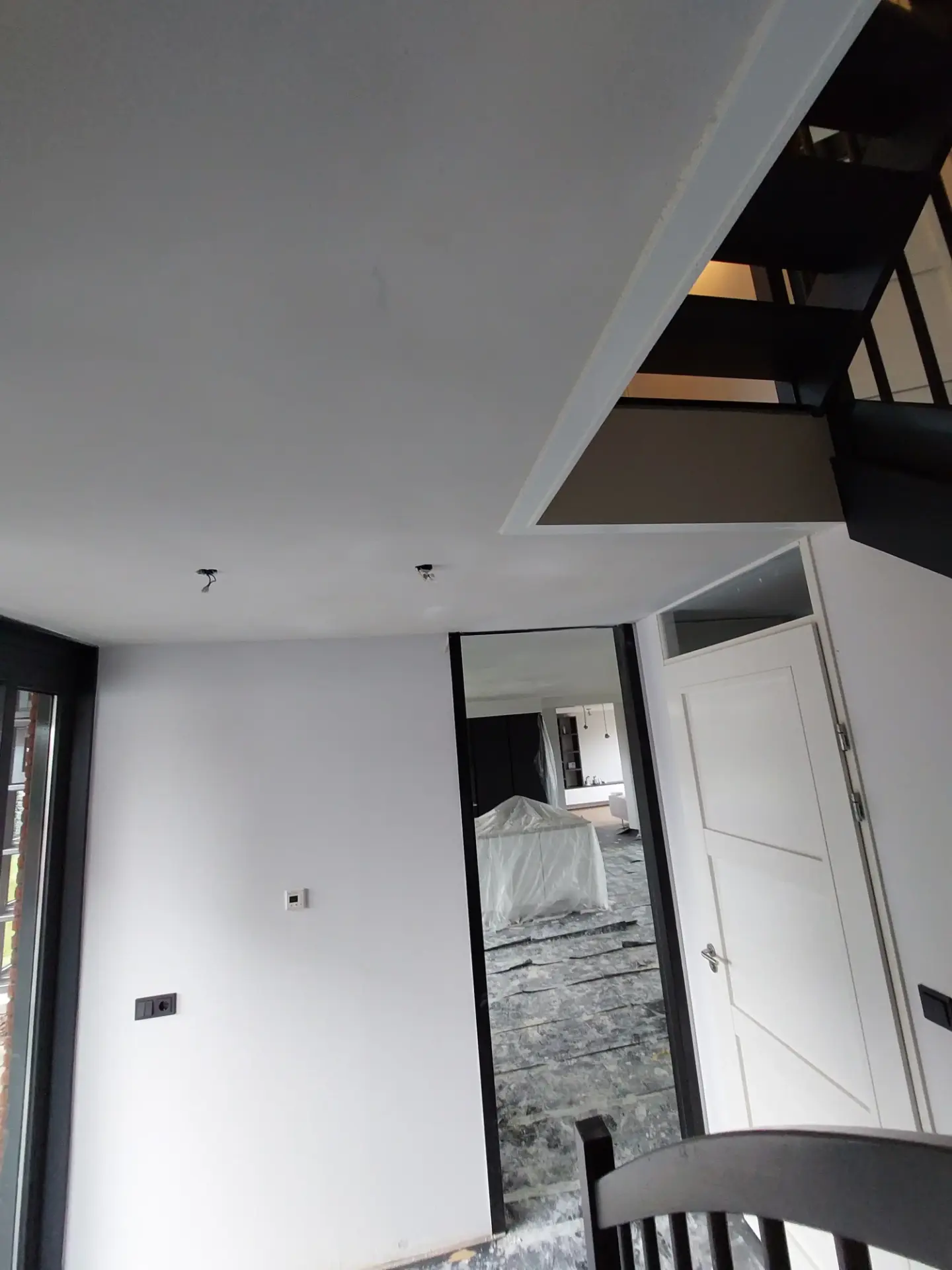 Strak gestuct plafond en wand