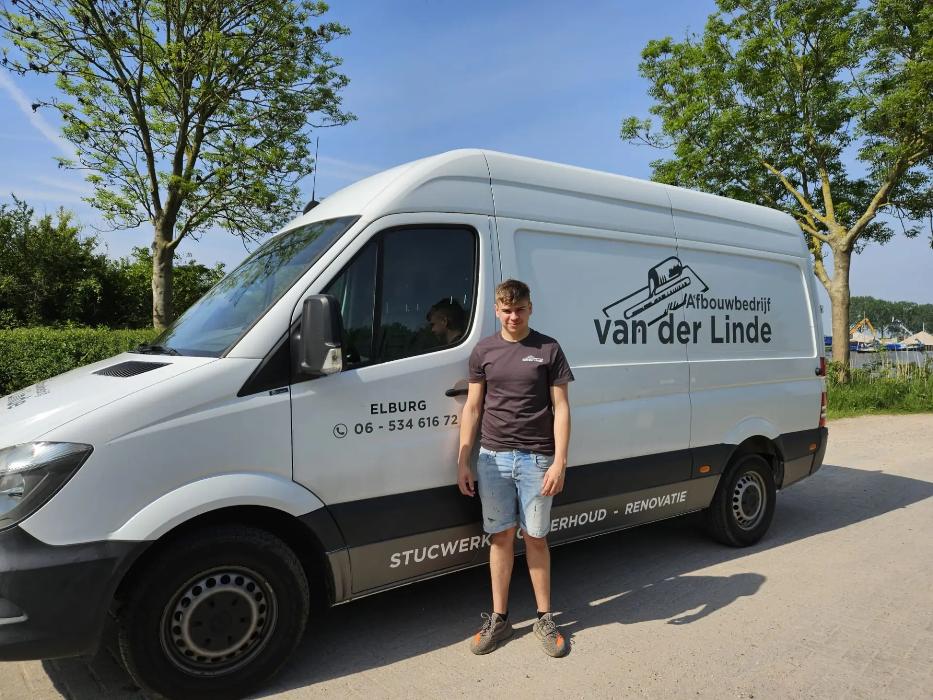 Brian van der Linde bij de bus van VD Linde afbouw